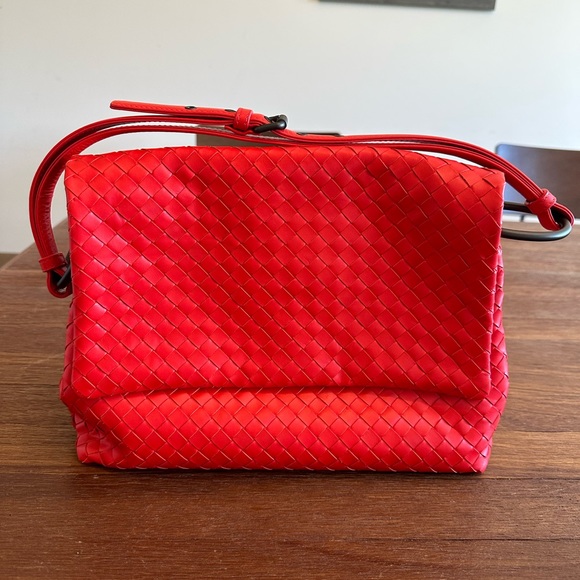 Bottega Veneta Red Intrecciato Leather Shoulder Bag – 100% Authentic - Picture 1 of 15